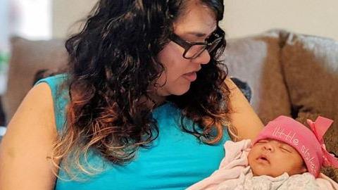 Μαμά σε απομόνωση ηχογραφεί την καρδιά της νεογέννητης κόρης της για να την νιώθει κοντά 