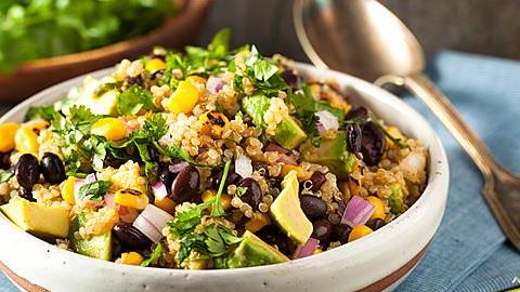 4 χορταστικές σαλάτες για να χάσουμε τα κιλά της καραντίνας!