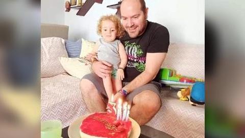 Ο μπαμπάς του μικρού Ραφαήλ έχει γενέθλια και τα γιορτάζει αγκαλιά με τον μονάκριβό του