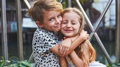 Αδέλφια: ένας ισχυρός δεσμός αγάπης που κρατάει μια ζωή