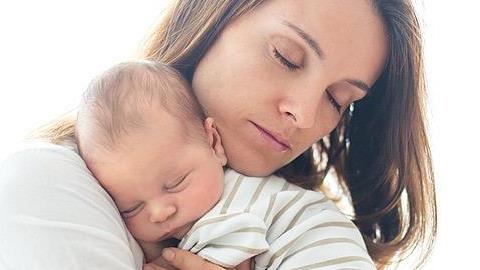 Όσο περισσότερο αγκαλιάζουμε ένα μωρό, τόσο πιο σωστά αναπτύσσεται 