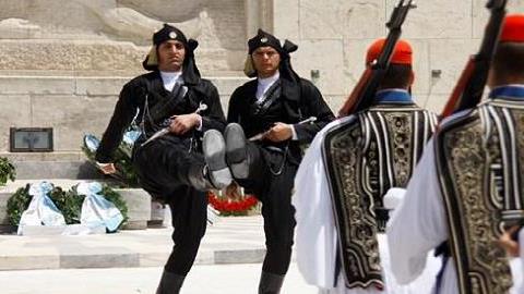 Ράγισαν καρδιές στην αλλαγή φρουράς στη μνήμη της γενοκτονίας των Ποντίων