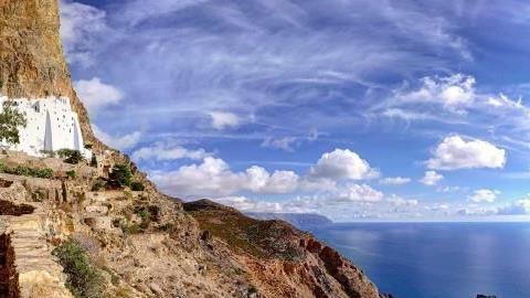 Αμοργός: Το «Απέραντο Γαλάζιο» των Κυκλάδων