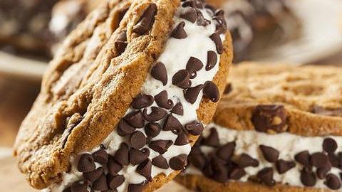 Εύκολο και πεντανόστιμο παγωτό σάντουϊτς 