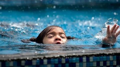 «Μην αφήνετε τα παιδιά σας απ' τα μάτια σας»: μητέρα που έχασε γιο από πνιγμό προειδοποιεί