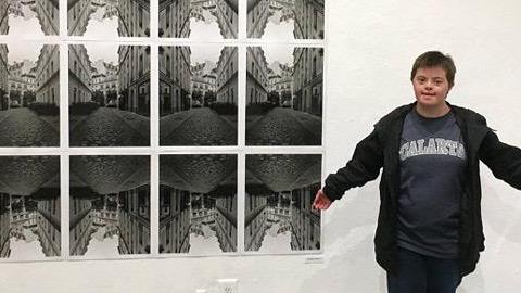 Πατέρας καμαρώνει για το πτυχίο της κόρης του που έχει σύνδρομο Down