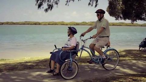 Σύζυγος φτιάχνει ειδικό ποδήλατο για τη γυναίκα του που έχει Αλτσχάιμερ!