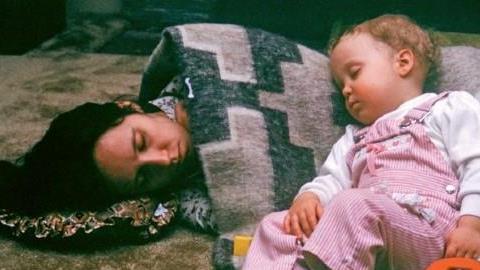 Τρυφερές οικογενειακές στιγμές που μας γεννούν την επιθυμία να αγκαλιάσουμε τη μαμά μας