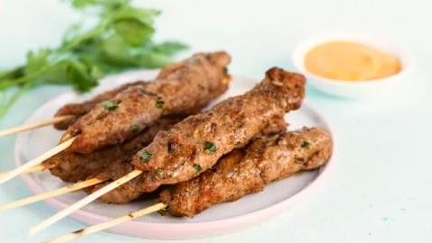 Ζουμερά αρνίσια κεμπαπάκια με πιπεριά φλωρίνης