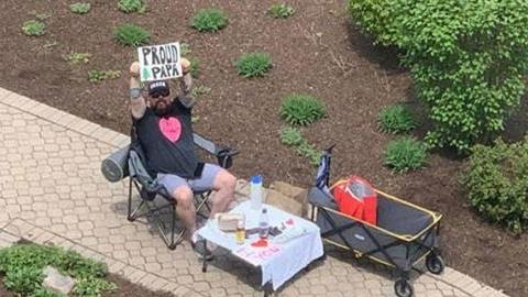 Μπαμπάς επισκέπτεται καθημερινά  τη γυναίκα του έξω από το μαιευτήριο μέχρι να γεννήσει!