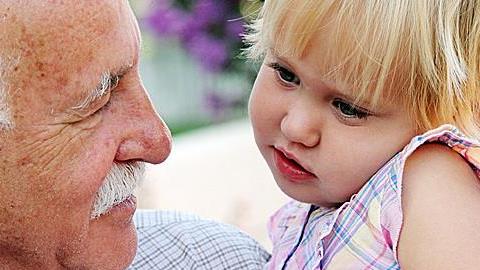 «Όχι, δεν φταίνε τα μέτρα που το παιδί μου δεν θέλει να σας αγκαλιάσει»