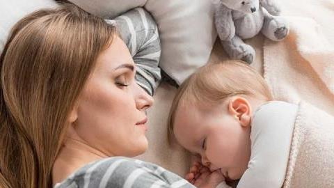 «Παιδί μου, θα κοιμάμαι δίπλα σου τα βράδια για όσο χρειαστεί…»