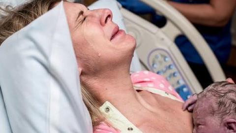 Μητέρα αγκαλιάζει το νεογέννητό της και η χαρά της γίνεται δική μας!