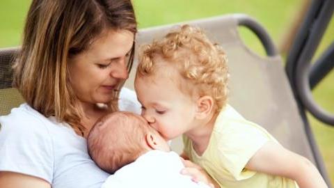 6 λόγοι να χαρίσετε ένα αδελφάκι στο μοναχοπαίδι σας