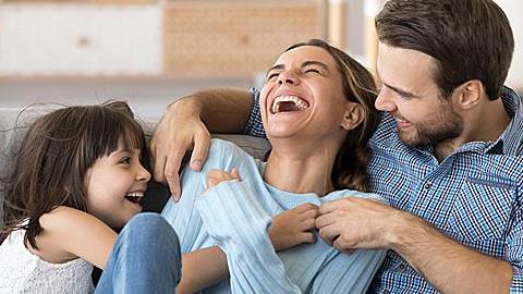 Πίσω από ένα ευτυχισμένο παιδί βρίσκεται ένα αγαπημένο ζευγάρι!