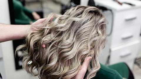 Βalayage, sombre και 2 ακόμα τεχνικές βαφής για να μην χρειαστεί να κάνεις ανταύγειες!