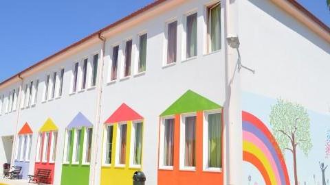 Γονιός βάφει το σχολείο του παιδιού του εθελοντικά και το κάνει υπέροχο!