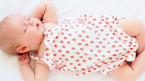 Καλοκαίρι με νεογέννητο: πώς να κρατήσουμε το μωρό μας ασφαλές και χαρούμενο