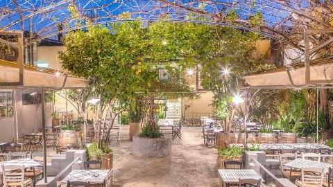 5 ταβέρνες με μεγάλη αυλή για να φάμε και να πιούμε με ασφάλεια