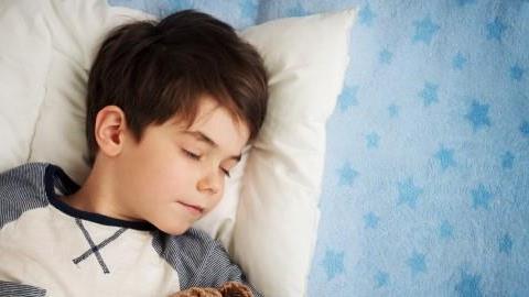 Η σημασία του καλού ύπνου για την υγεία των παιδιών: μια παιδοενδοκρινολόγος εξηγεί 