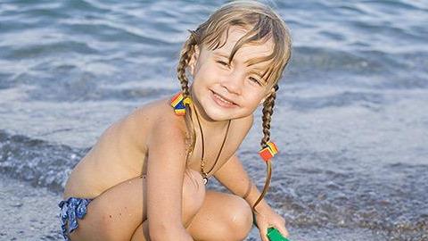 Οι κίνδυνοι που κρύβει το καλοκαίρι για τα παιδιά και πώς να τους αντιμετωπίσετε