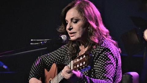 «Δεν με ακούει η φωνή μου πια!»: η Χάρις Αλεξίου σταματά το τραγούδι!