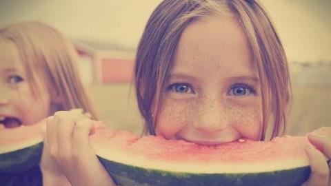 Τα παιδικά μας καλοκαίρια στο χωριό μύριζαν καρπούζι και «γιαγιαδίλα»