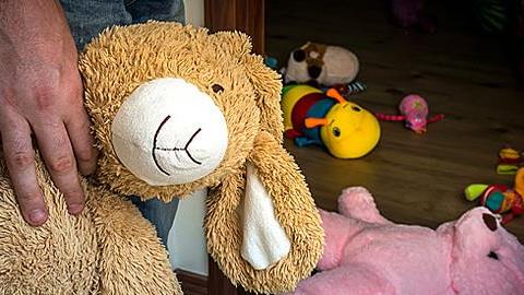 Σημάδια που προδίδουν έναν παιδόφιλo: Πλήρης οδηγός για γονείς και παιδιά από της ΕΛ.ΑΣ