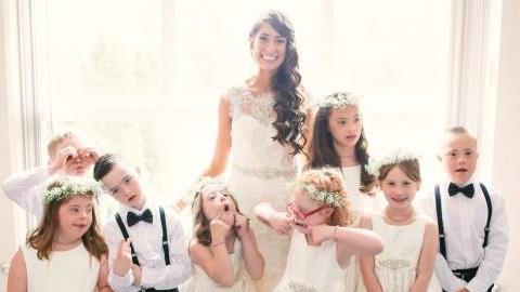 Δασκάλα κάνει όλους τους μαθητές της (με σύνδρομο down) παρανυφάκια στον γάμο της