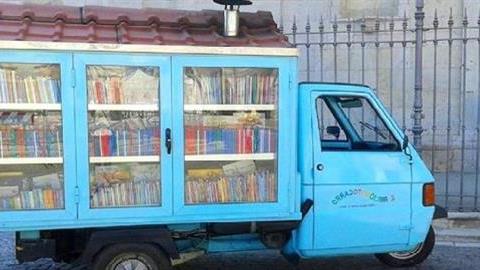 Ο συνταξιούχος δάσκαλος που με μια κινούμενη βιβλιοθήκη ενθαρρύνει τους νέους να διαβάζουν 