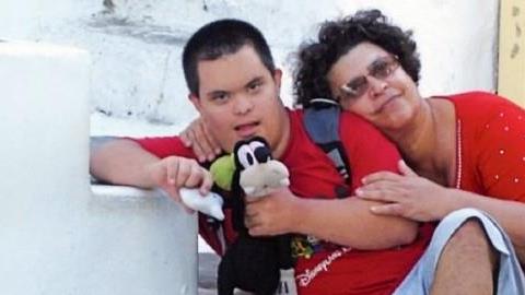 Νέος με σύνδρομο Down μιλά 4 γλώσσες, παίζει μουσική και συνεχίζει να ονειρεύεται!