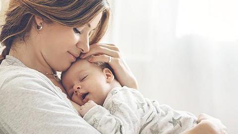 5 τρόποι που το μωράκι σας σάς λέει «σ’ αγαπώ» (με τον τρόπο του)