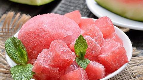 Σορμπέ καρπούζι: πώς να ετοιμάσετε σε 5’ το νοστιμότερο (και με ελάχιστες θερμίδες) παγωτό