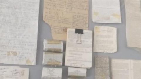 Το ΑΠΘ έβαλε τα σκονάκια των φοιτητών σε κορνίζες και τα εκθέτει ως έργα τέχνης