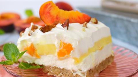 Δροσερό γλυκό ψυγείου με ροδάκινα και την πιο αφράτη κρέμα!