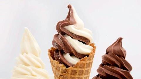 Σπιτικό «παγωτό μηχανής» σε χωνάκι που μας θυμίζει τα παιδικά μας καλοκαίρια