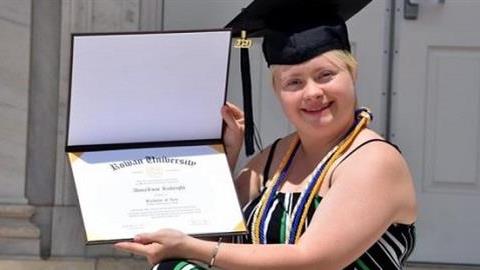 Νέα με σύνδρομο Down παίρνει πτυχίο και γίνεται πρότυπο για τις μικρότερες αδελφές της