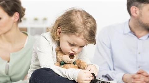 Αλλάζει ο νόμος για τα παιδιά χωρισμένων γονιών - κοινή επιμέλεια από το φθινόπωρο