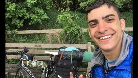 Έκανε Σκωτία-Ελλάδα με ποδήλατο για να δει τους γονείς του! 