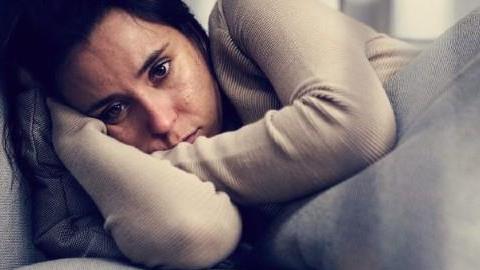 «Για την μητέρα μου ήμουν αόρατη»: μια γυναίκα που μεγάλωσε παραμελημένη εξομολογείται