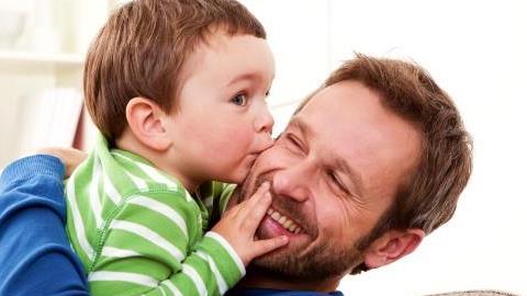 Οι σημερινοί μπαμπάδες αφιερώνουν στα παιδιά τον 3πλάσιο χρόνο απ’ ότι οι δικοί μας