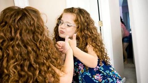 Πώς να μάθω την κόρη μου να αγαπά το σώμα της