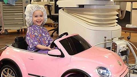 Νοσοκομείο ενθαρρύνει τα παιδιά να «οδηγήσουν» μέχρι το χειρουργείο, για να μειώσει το άγχος τους 