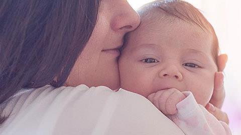 «Τα παιδιά δεν θέλουν να κοιμούνται στην κούνια αλλά δίπλα στο σώμα της μητέρας τους»