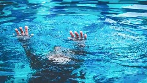 Μια μαμά μας προειδοποιεί: «Τα παιδιά μπορεί να πνιγούν ακόμα κι όταν είστε δίπλα τους!»