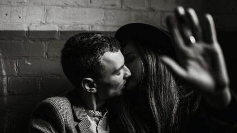 Για ποιους λόγους απιστούν οι άντρες και για ποιους οι γυναίκες