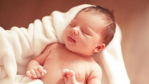 Ηλεκτρονικά πλέον η αίτηση για υιοθεσία – 200 παιδιά θα βρουν άμεσα οικογένεια