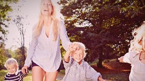 «Τα παιδικά μας καλοκαίρια ήταν τέλεια γιατί η μαμά μας φρόντιζε να μη βαριόμαστε ποτέ» 