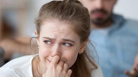 «Ο άντρας μου με ζηλεύει»: που σταματά η φυσιολογική ζήλια και ξεκινά η παθολογική