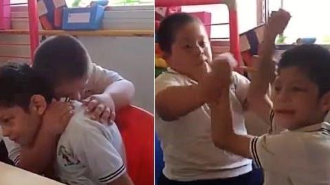 Παιδί με σύνδρομο Down αγκαλιάζει και φροντίζει τον αυτιστικό συμμαθητή του